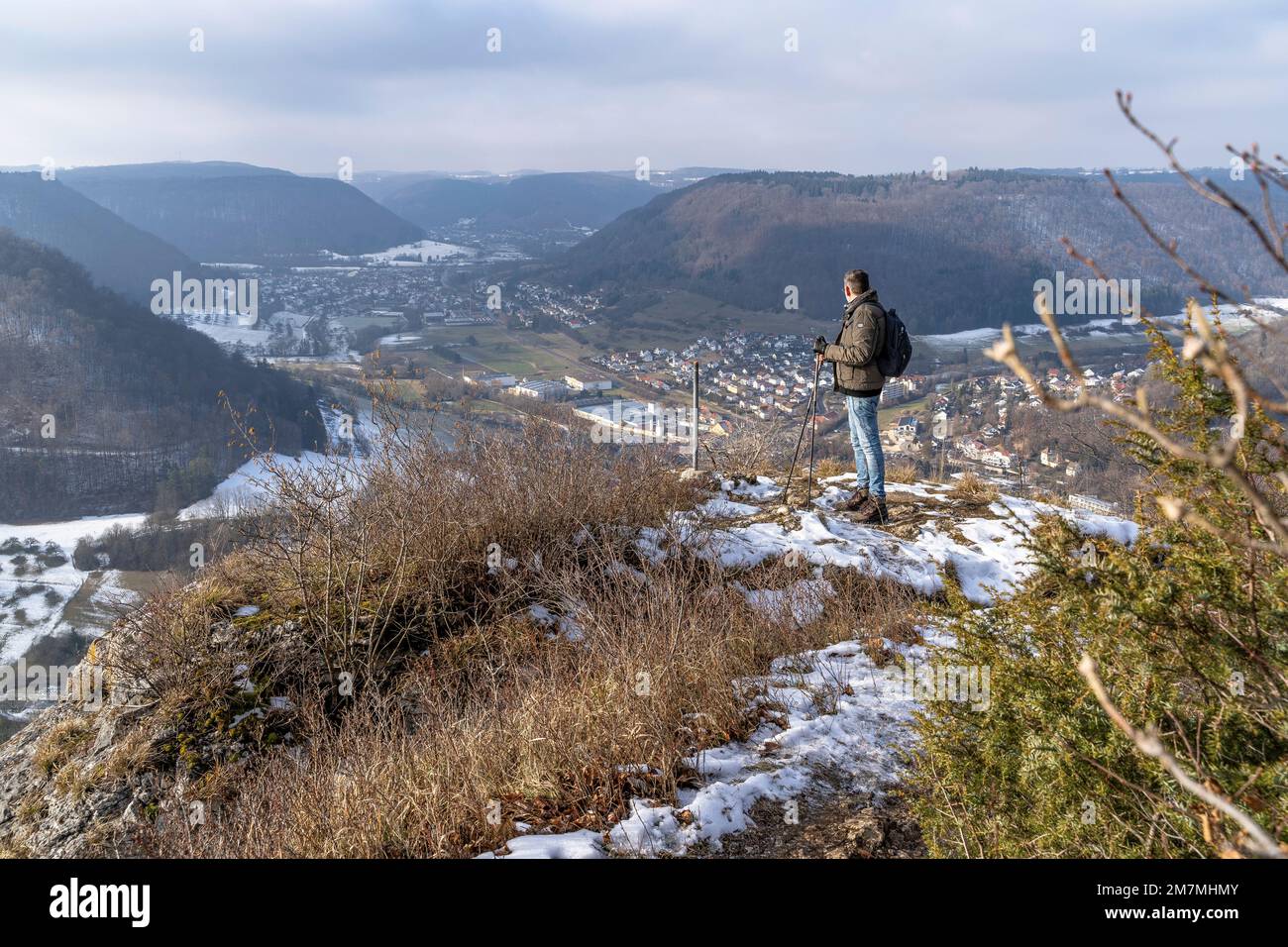 Europa, Germania, Germania meridionale, Baden-Wuerttemberg, Albo svevo, Filstal, Bad Ditzenbach, escursionista al punto di osservazione Oberbergfels Foto Stock