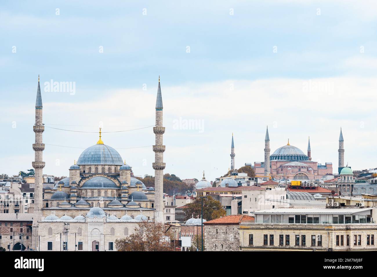 Splendida vista sulla Moschea del Sultano Ahmed o sulla Moschea Blu e sulla Moschea di Santa Sofia durante una giornata nuvolosa. Foto Stock