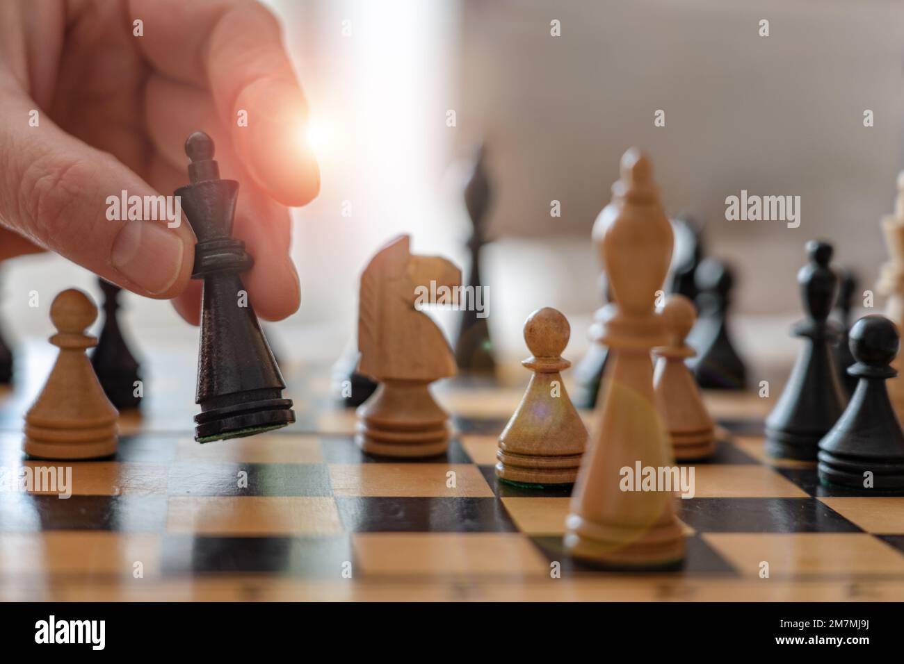 tattica donna potere concetto grande mossa con le mani regina che tiene la figura di scacchi regina Foto Stock