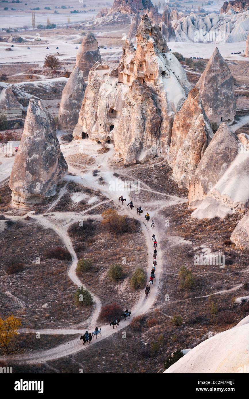 Splendida vista di alcune formazioni rocciose nella Valle delle Rose e della Rossa in Cappadocia durante un bellissimo tramonto. Goreme, Anatolia centrale, Turchia Foto Stock