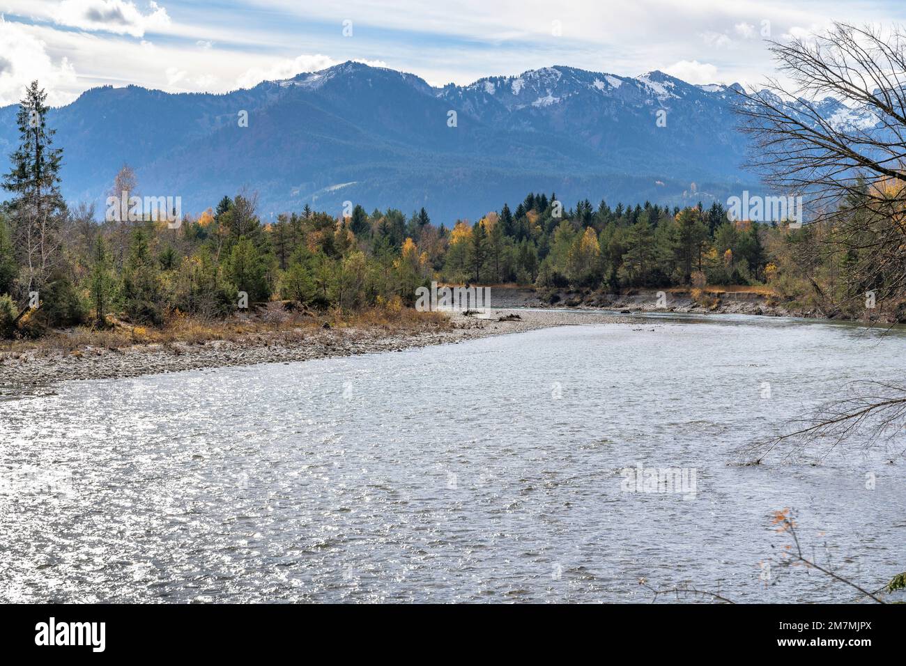 Europa, Germania, Germania meridionale, Baviera, alta Baviera, Alpi Bavaresi, Lenggries, corso di fiume dell'Isar di fronte al paesaggio montano Foto Stock