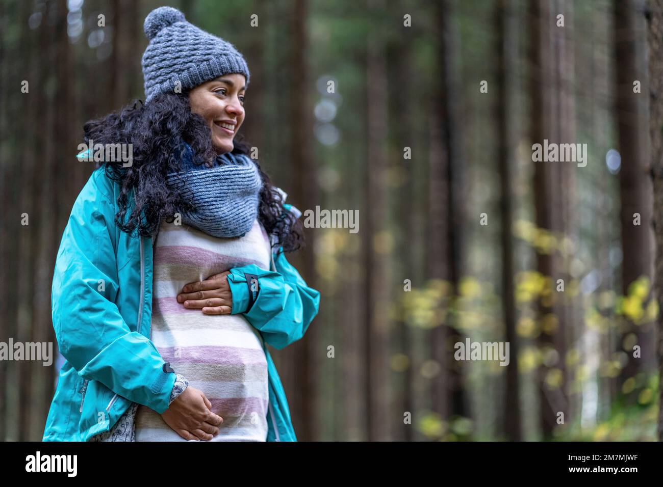 Europa, Germania, Germania meridionale, Baviera, alta Baviera, Alpi Bavaresi, Lenggries, donna incinta nella foresta Foto Stock