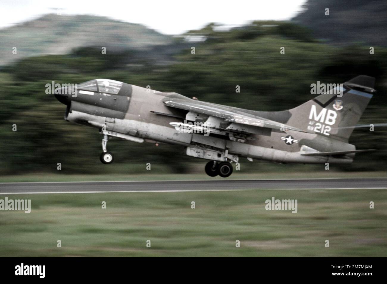Un aereo A-7D Corsair II decoltra dalla Howard Air Froce base per fornire un supporto aereo stretto alle truppe che partecipano ad un programma di addestramento e valutazione dell'esercito (ARTEP). Paese: Panama (PAN) Foto Stock
