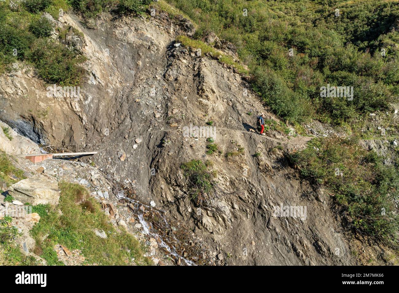 Europa, Austria, Tirolo, Alpi, Alpi Orientali, Ötztal Alpi, Pitztal, escursionista di montagna attraversa un ripido pendio Foto Stock