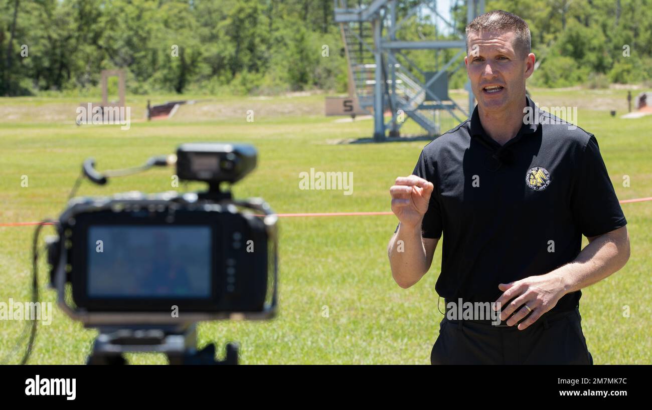 STATI UNITI Esercito 15th Sgt. Major of the Army Ret. Daniel A. Dailey, Vice Presidente dell'Associazione dell'esercito degli Stati Uniti, partecipa a un'intervista per il Concorso migliore guerriero della Regione III su Camp Blanding, Fla., 11 maggio 2022. La competizione regionale III Best Warrior Competition mette in evidenza la letalità, la prontezza e le capacità del Guardsman nazionale dell'esercito in tutta la regione sudorientale. Foto Stock