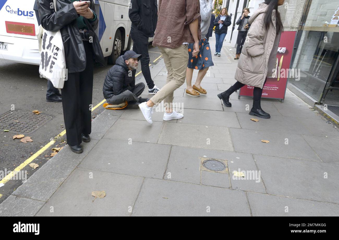 Londra, Inghilterra, Regno Unito. L'uomo senza tetto che implora Westminster [No Model Release] Foto Stock
