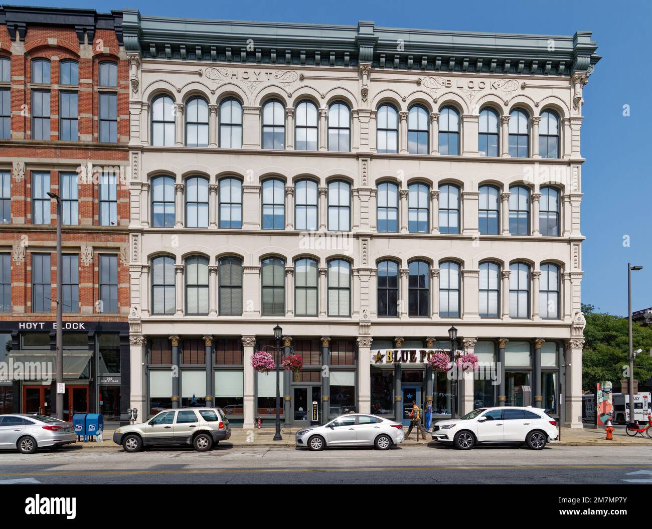 Hoyt Block, all'angolo di West St Clair Avenue e West 6th Street, è l'ultima architettura in pietra sopravvissuta nel Warehouse District. Foto Stock