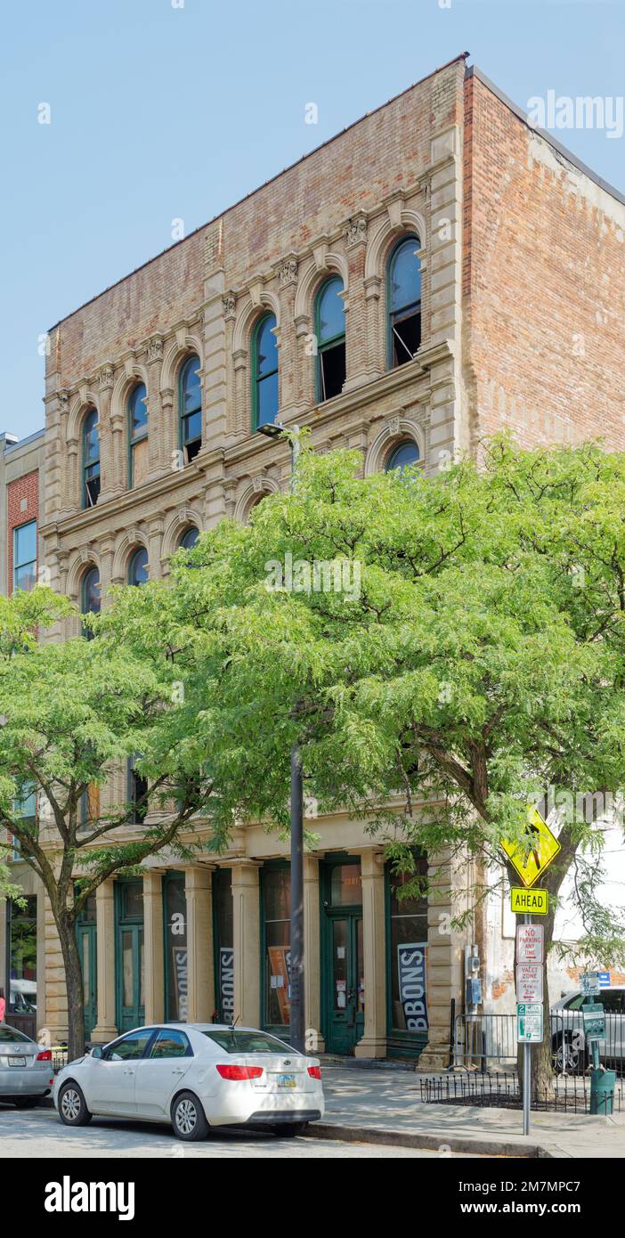 Liberty Textiles/Carpenter’s Building, costruito nel 1874, è un basso edificio commerciale in mattoni dipinti con moli in pietra. Foto Stock