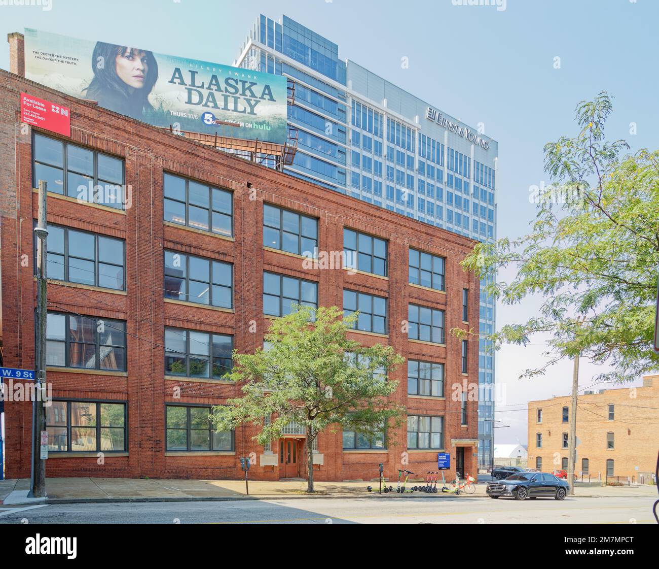 Il Gilkey Building, noto anche come Art American Building, ospitava il W.S. Gilkey Printing Company per sei decenni sulla West 9th Street a Main Street. Foto Stock