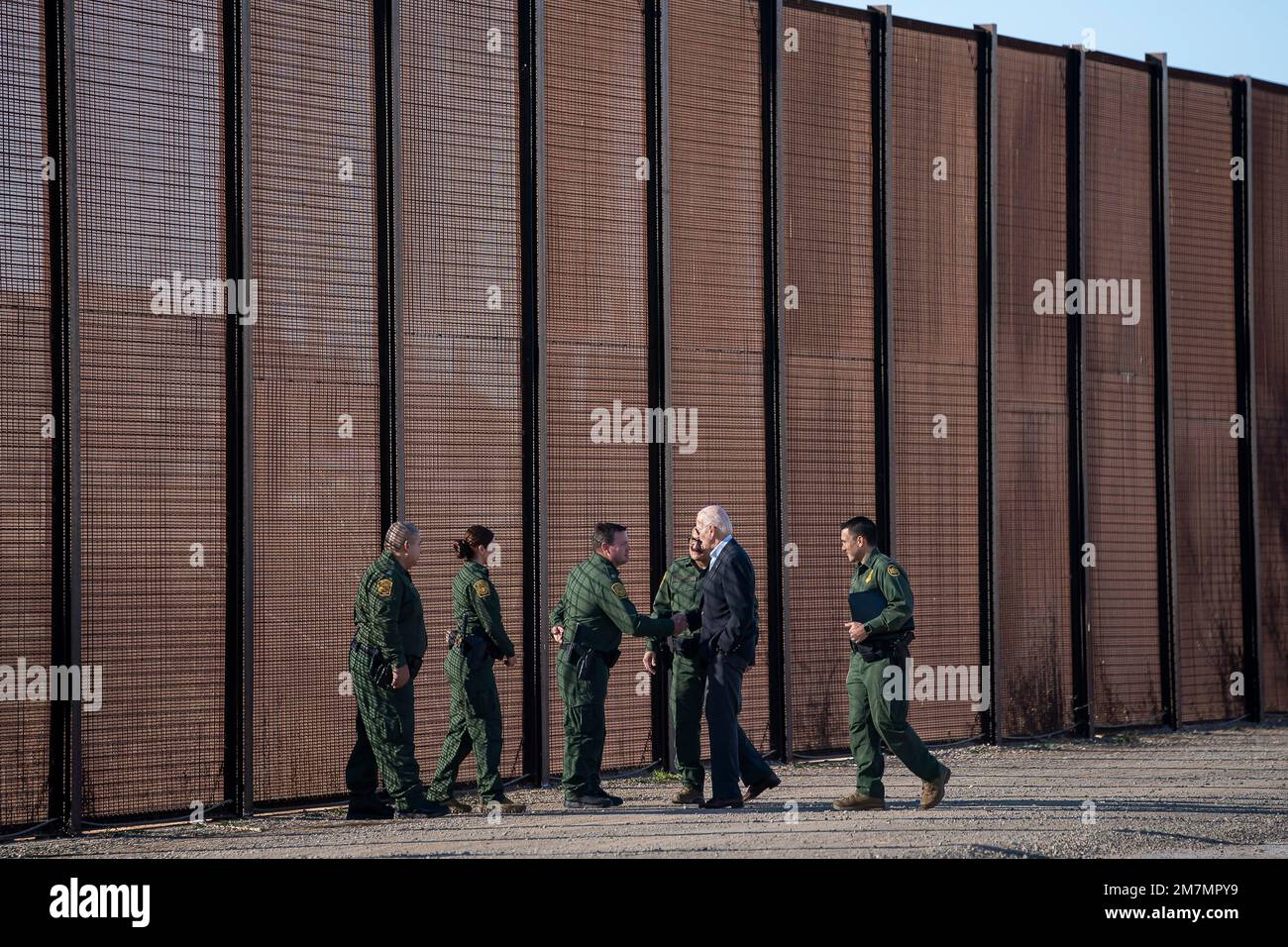 El Paso, Stati Uniti d'America. 08 gennaio 2023. Il presidente degli Stati Uniti Joe Biden, al centro, saluta gli ufficiali della Custom and Border Patrol durante una visita al muro di confine lungo il Rio Grande, il 8 gennaio 2023 a El Paso, Texas. Biden si trova a El Paso per vedere il confine meridionale dove la migrazione è ad un livello record. Credit: TIA Dufour/DHS Photo/Alamy Live News Foto Stock