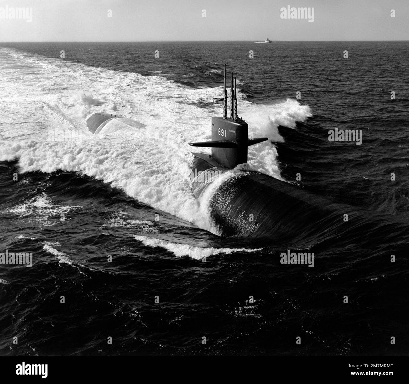 Vista aerea a dritta del sottomarino d'attacco nucleare USS MEMPHIS (SSN 691) in corso. Paese: Oceano Atlantico (AOC) Foto Stock