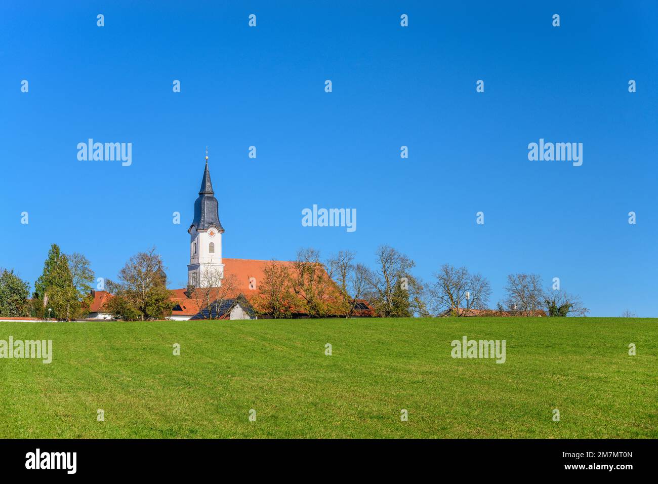 Germania, Baviera, distretto di Starnberg, Berg, distretto di Aufkirchen, Chiesa dell'Assunzione della Vergine Maria Foto Stock