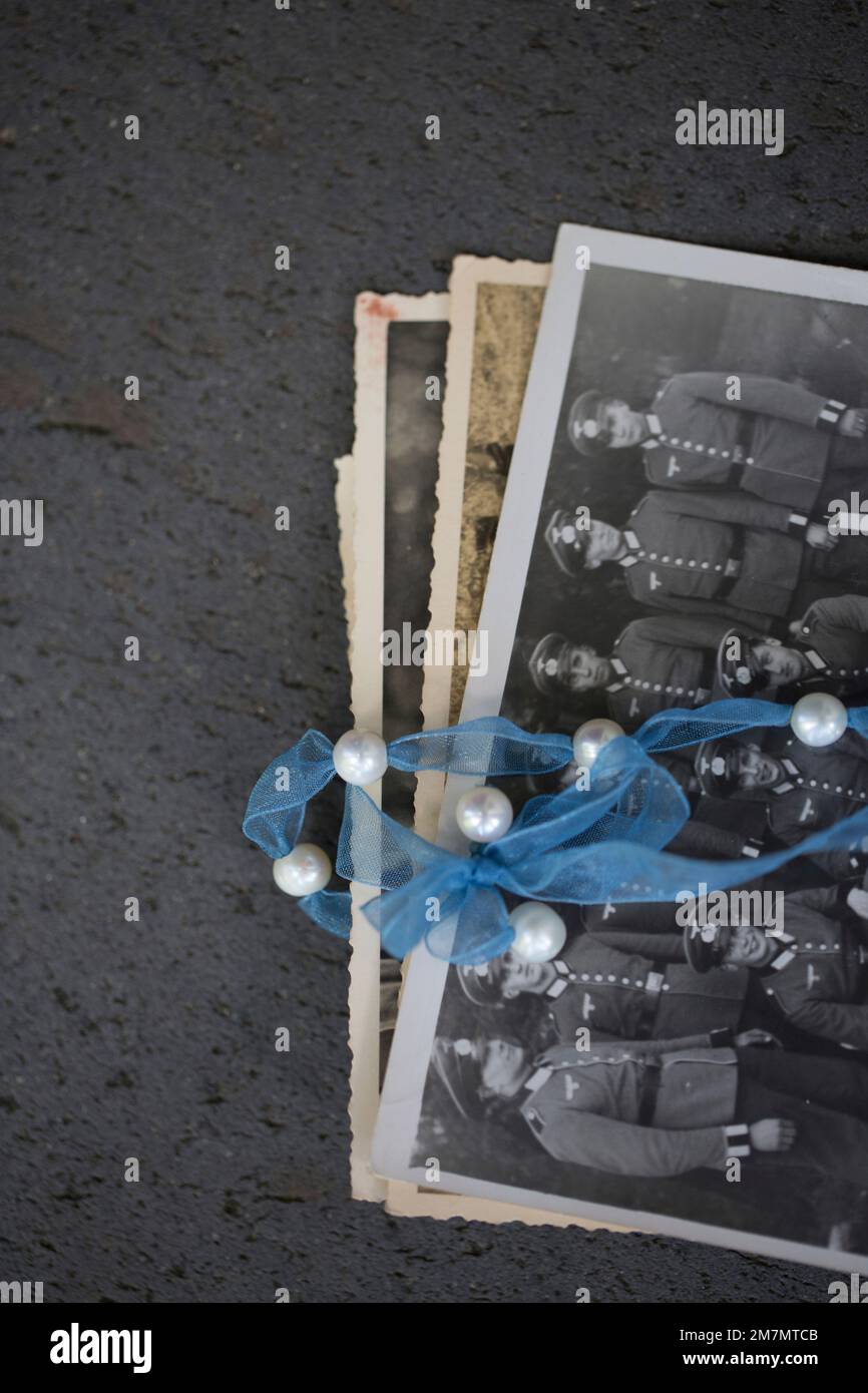 Dettaglio di una pila di vecchie foto del periodo della seconda guerra mondiale Foto Stock