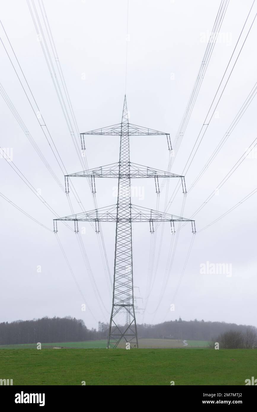 Linee elettriche aeree in zona rurale, Germania Foto Stock