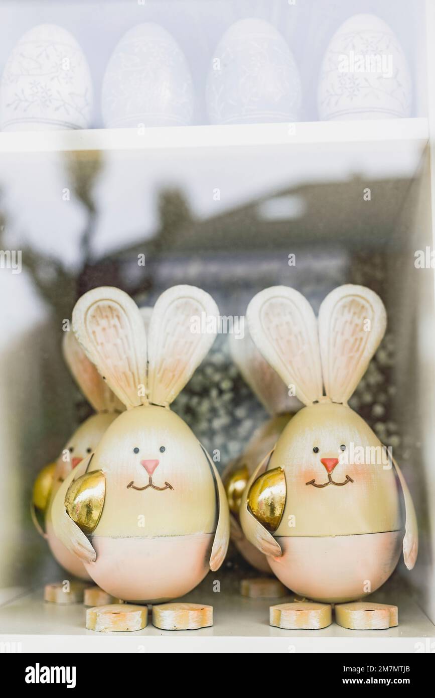 Coniglietto di pasqua con uovo di pasqua immagini e fotografie stock ad  alta risoluzione - Alamy