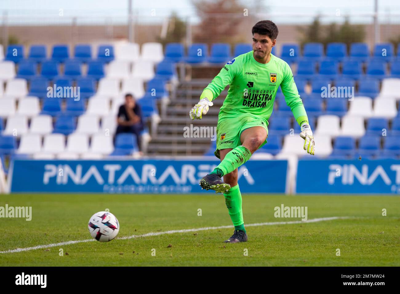 João VIRGÍNIA di SC Cambuur passa la palla durante la partita, LOSC Lille vs SC Cambuur partita alla Pinatar Arena a San Pedro del Pinatar, Regione di Foto Stock