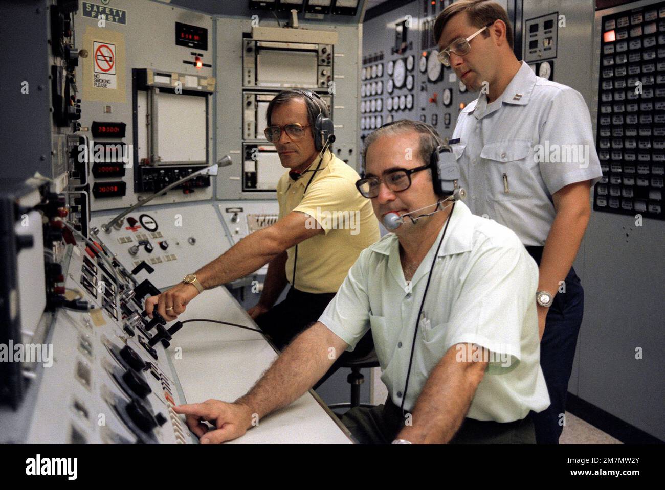 Gli operatori della struttura Earl Sine e Joe Manson e CPT Ray Pope (da sinistra a destra) azionano la console di controllo principale per il test in galleria del vento da 50 megawatt. I tecnici lavorano nel Flight Dynamics Laboratory, Air Force Wright Aeronautical Laboratories, Flight Control Division, Air Force Systems Command. Base: Patterson Air Force base Stato: Ohio (OH) Paese: Stati Uniti d'America (USA) Foto Stock