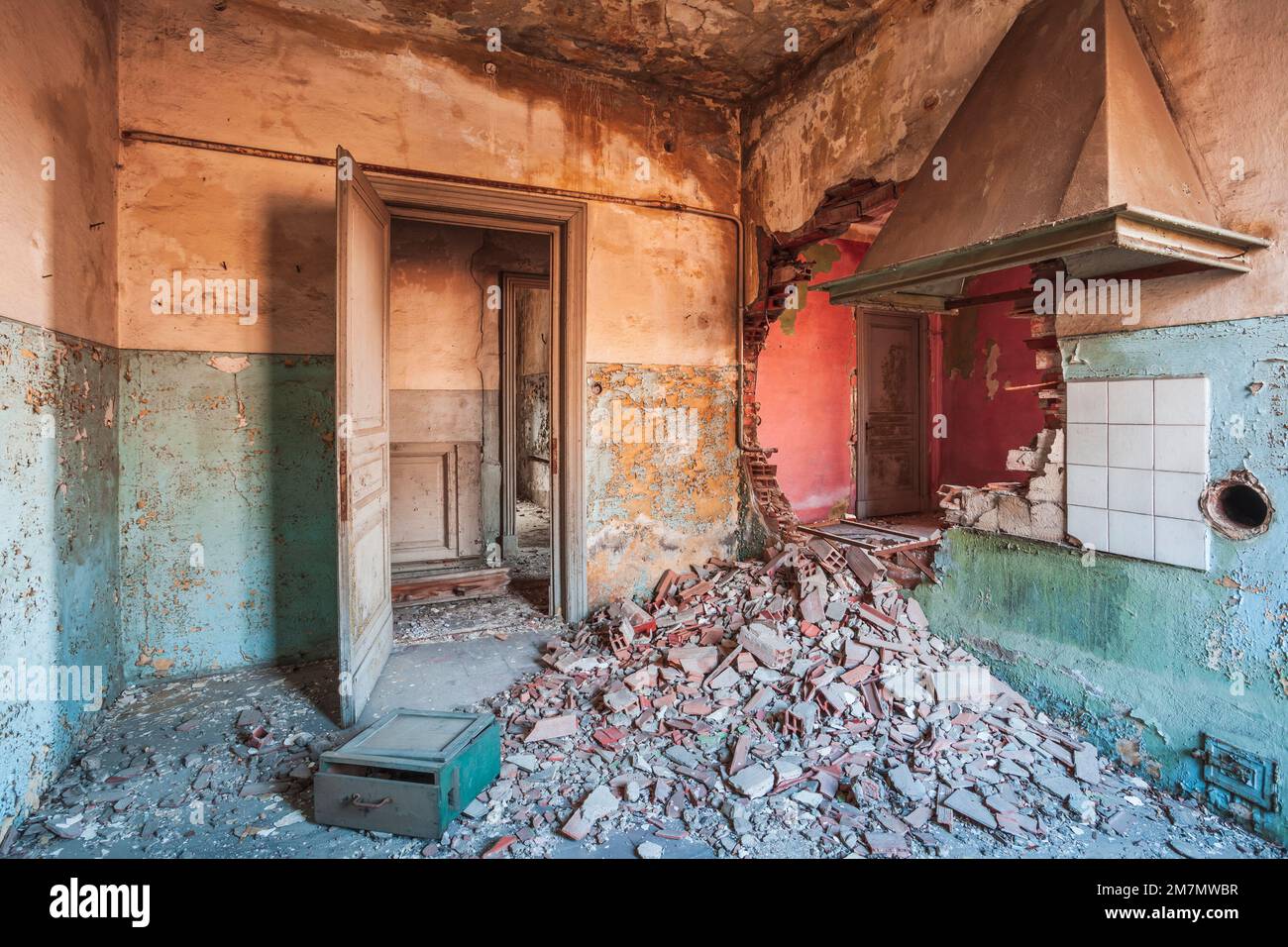 Italia, Veneto, interno di una casa abbandonata con pareti dai colori vivaci Foto Stock