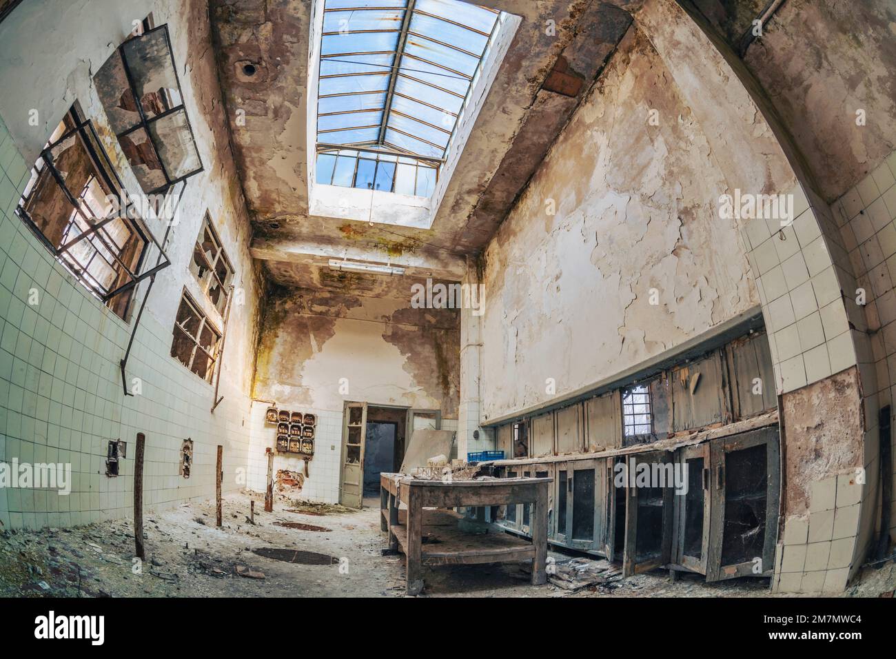Italia, Veneto, vecchio magazzino abbandonato, decadimento dell'edilizia industriale, decadimento industriale Foto Stock