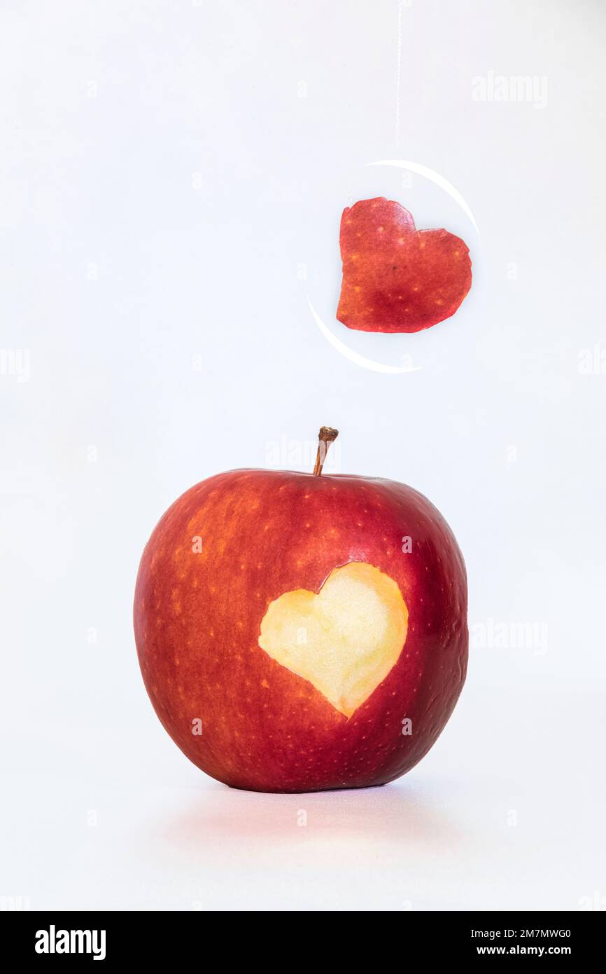 mela rossa e cuore rosso, concetto di amore e tentazione d'amore Foto Stock