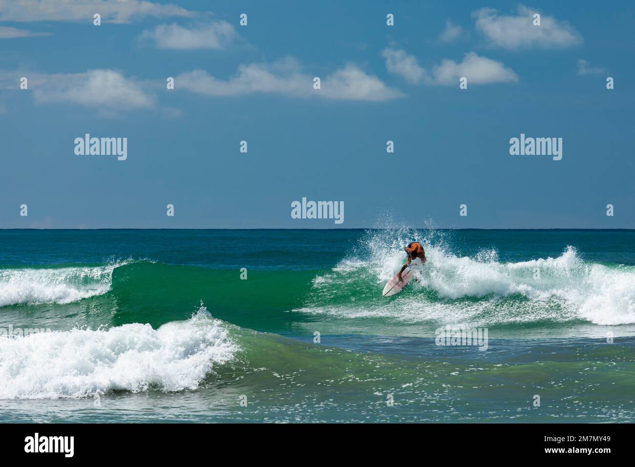 Surfista a Playa Santa Teresa, Penisola di Nicoya, Guanacaste, Costa Rica, America Centrale Foto Stock