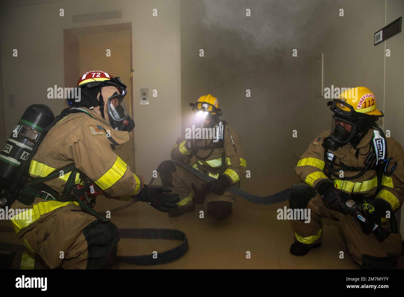 Vigili del fuoco del comandante Navy Region Giappone (CNRJ) Fire and Emergency Services, Sasebo combattere un incendio simulato durante Typhoon Ready/Reliant Gale 22 al Comandante, Fleet Activities Sasebo 11 maggio 2022. Typhoon Ready/Reliant Gale è un esercizio annuale progettato per testare e valutare il livello di preparazione alle emergenze, la responsabilità del personale e le operazioni di evacuazione e recupero durante un disastro naturale. Foto Stock