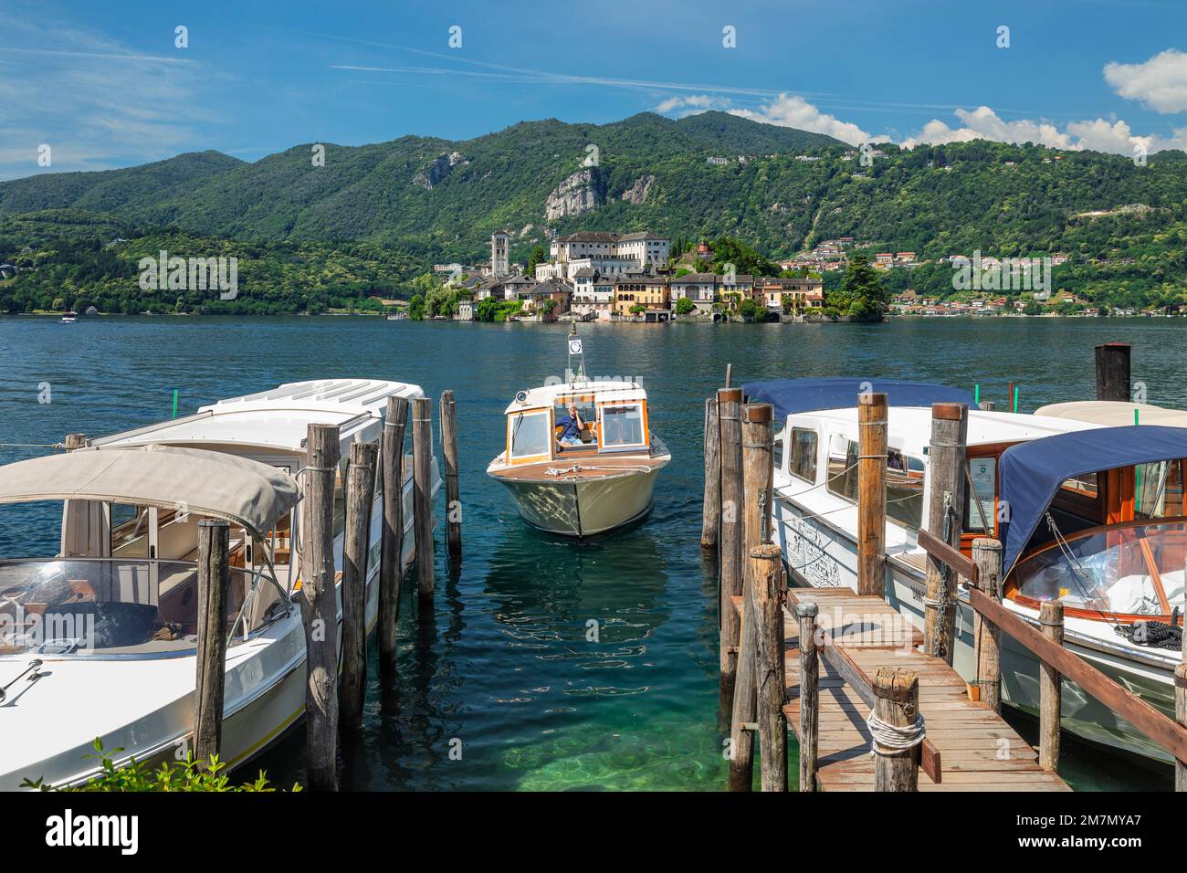 Vista dal molo di Orta San Giulio all'Isola di San Giulio, Lago d'Orta, Lago d'Orta, Piemonte, Italia Foto Stock