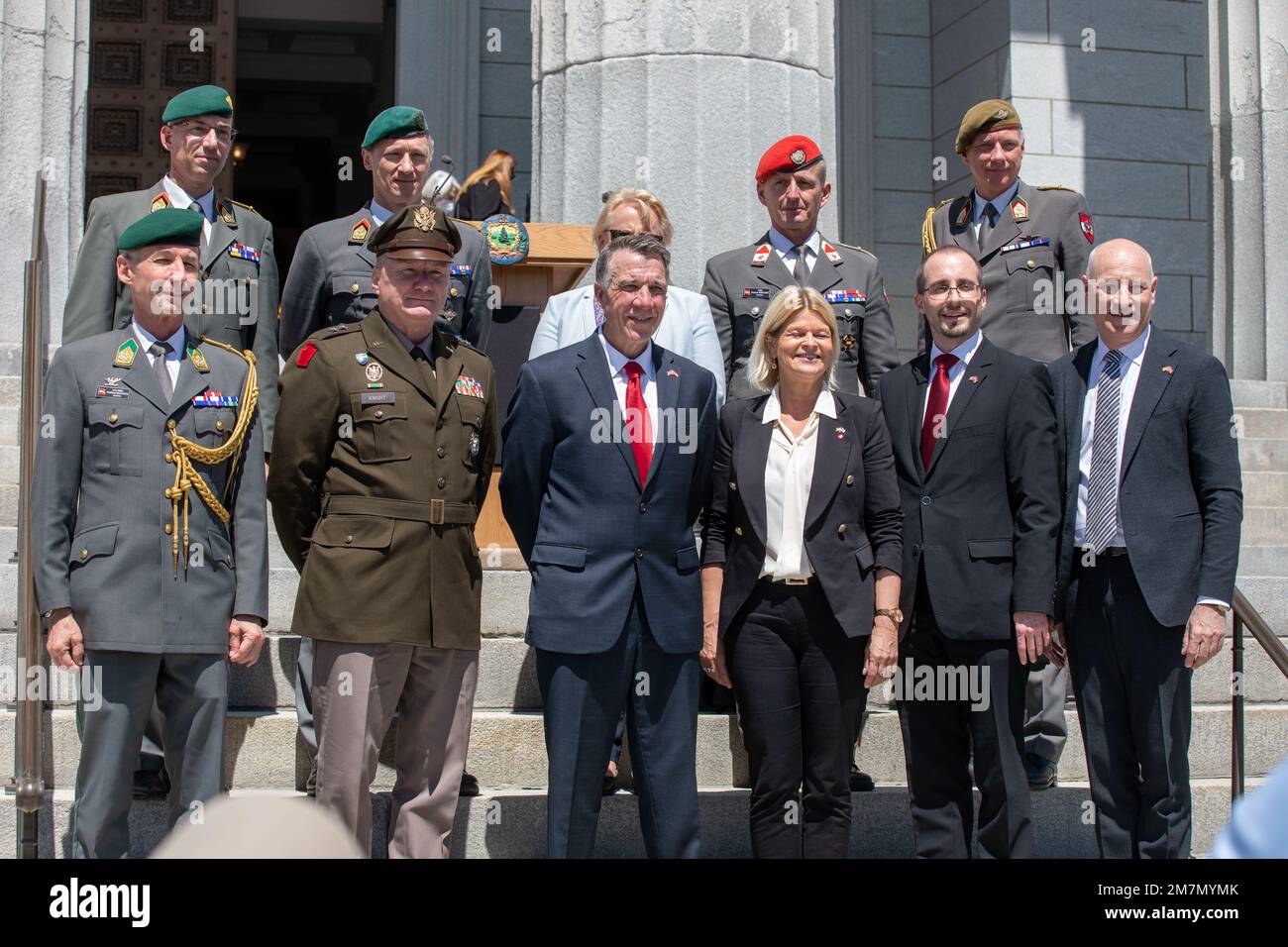 Scott, il Ministro della Difesa della Repubblica d'Austria Klaudia Tanner e il maggiore Generale Gregory Knight Adjutant Generale della Guardia Nazionale del Vermont si sono riuniti nella Casa di Stato per riconoscere l'inizio formale della loro collaborazione militare durante una cerimonia di firma a Montpelier, Vermont, maggio 11, 2022. Il partenariato di Stato del National Guard Bureau è iniziato nel 1993 e ora comprende oltre 90 paesi e guardie nazionali statali. Il Vermont ha inoltre avviato partnership con la Macedonia settentrionale nel 1993 e con il Senegal nel 2008. Foto Stock