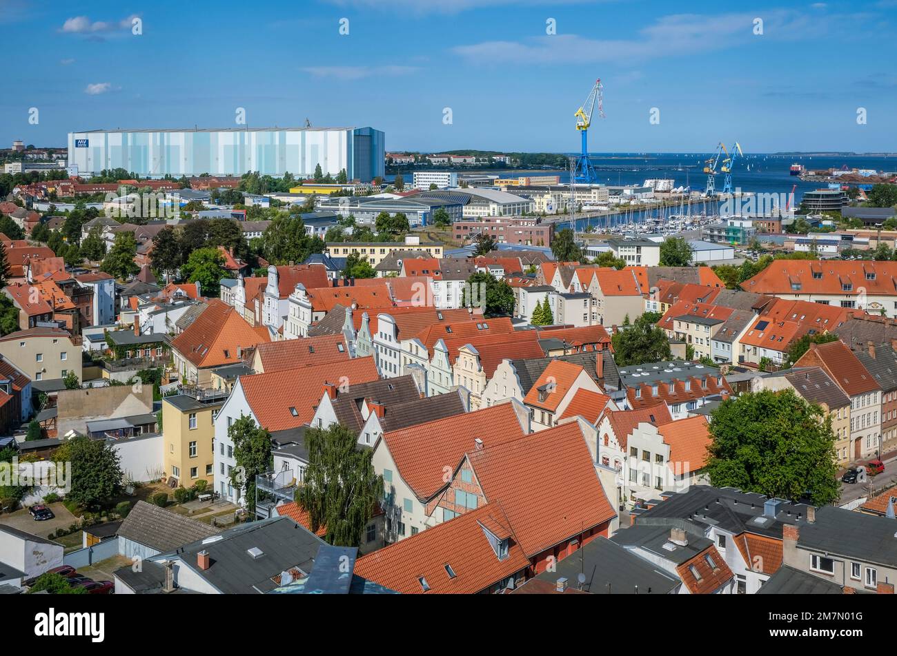 Wismar, vista città, città vecchia, molo edificio, MV Werften Wismar, Meclemburgo-Pomerania anteriore, Germania Foto Stock