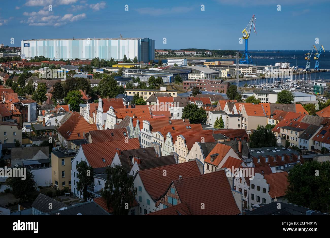 Wismar, vista città, città vecchia, molo edificio, MV Werften Wismar, Meclemburgo-Pomerania anteriore, Germania Foto Stock