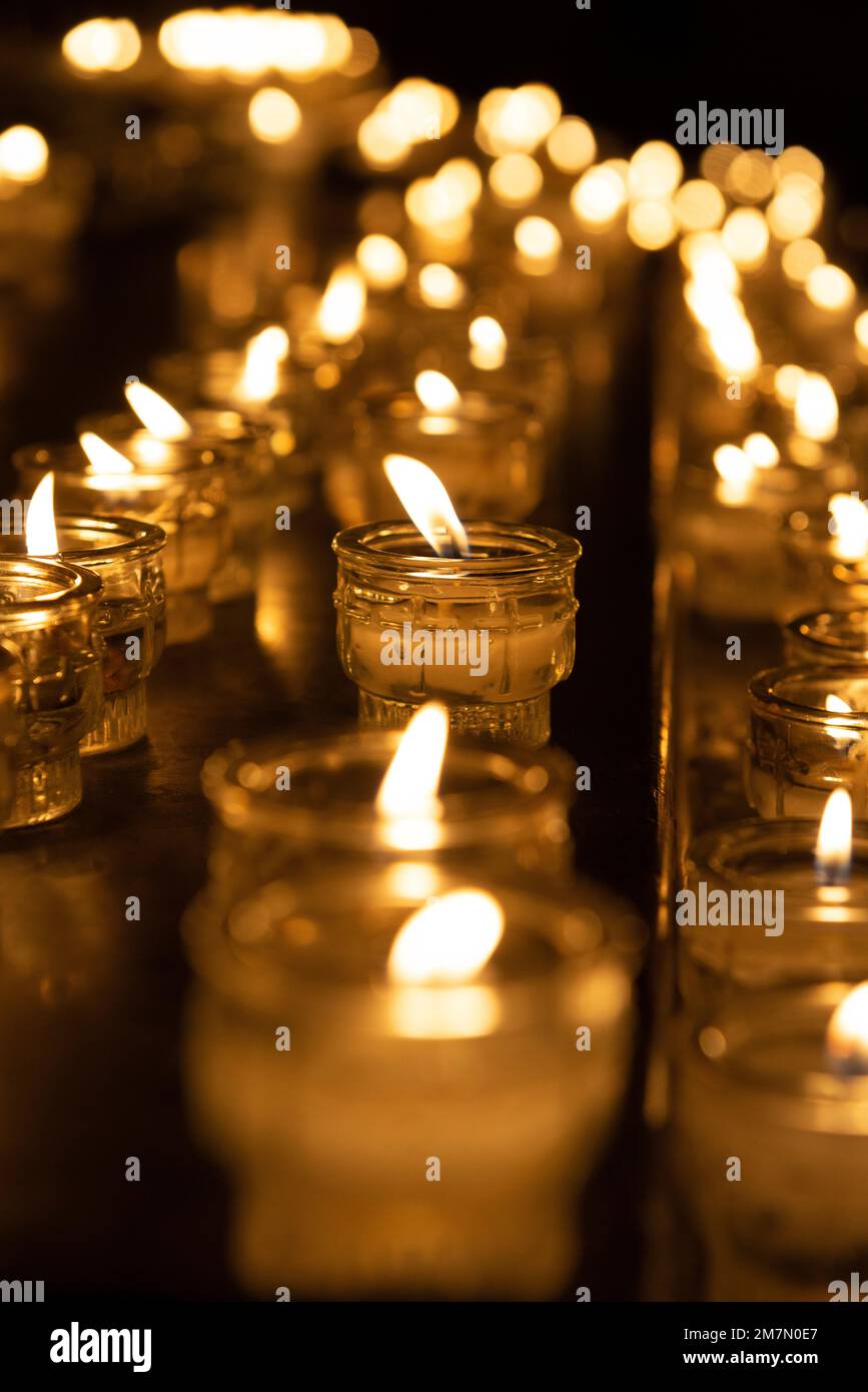 Memorial candele, avvento, che offre candele in una chiesa Foto Stock