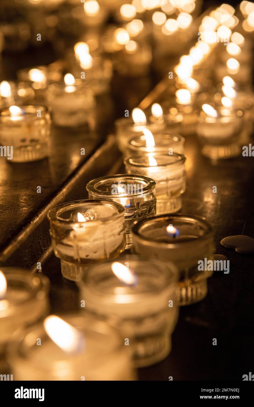Memorial candele, avvento, che offre candele in una chiesa Foto Stock
