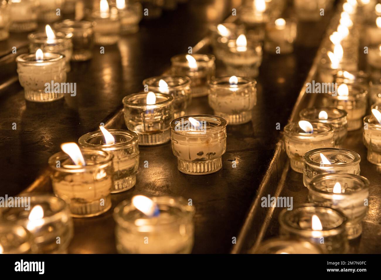 Memorial candele, avvento, che offre candele in una chiesa Foto Stock