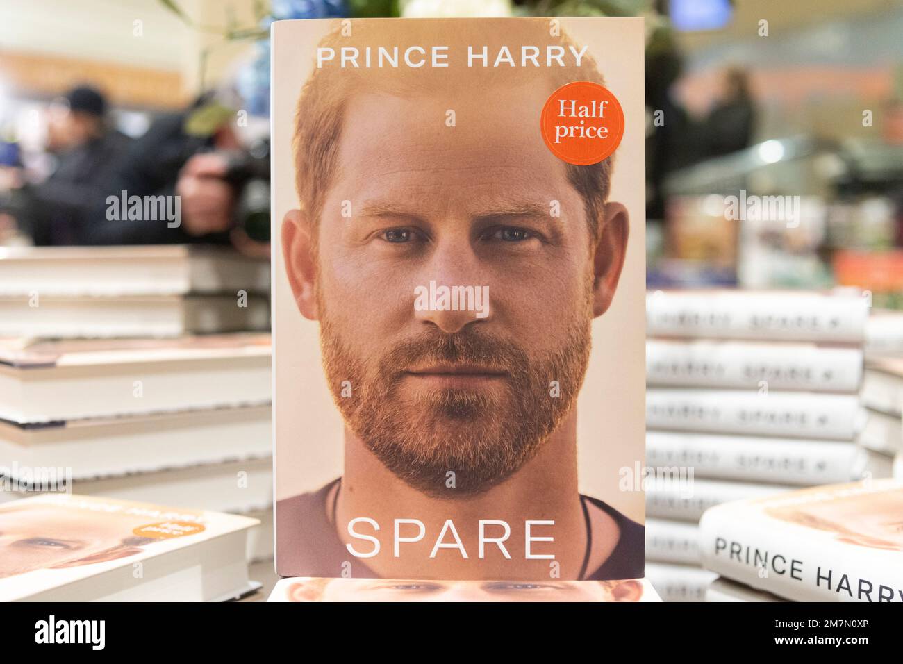 10 gennaio 2023. Londra, Regno Unito. Copie dell'autobiografia Prince Harry "Spare" sono oggi in vendita presso il negozio di libri Waterstones Piccadilly. Foto di Ray Tang Foto Stock