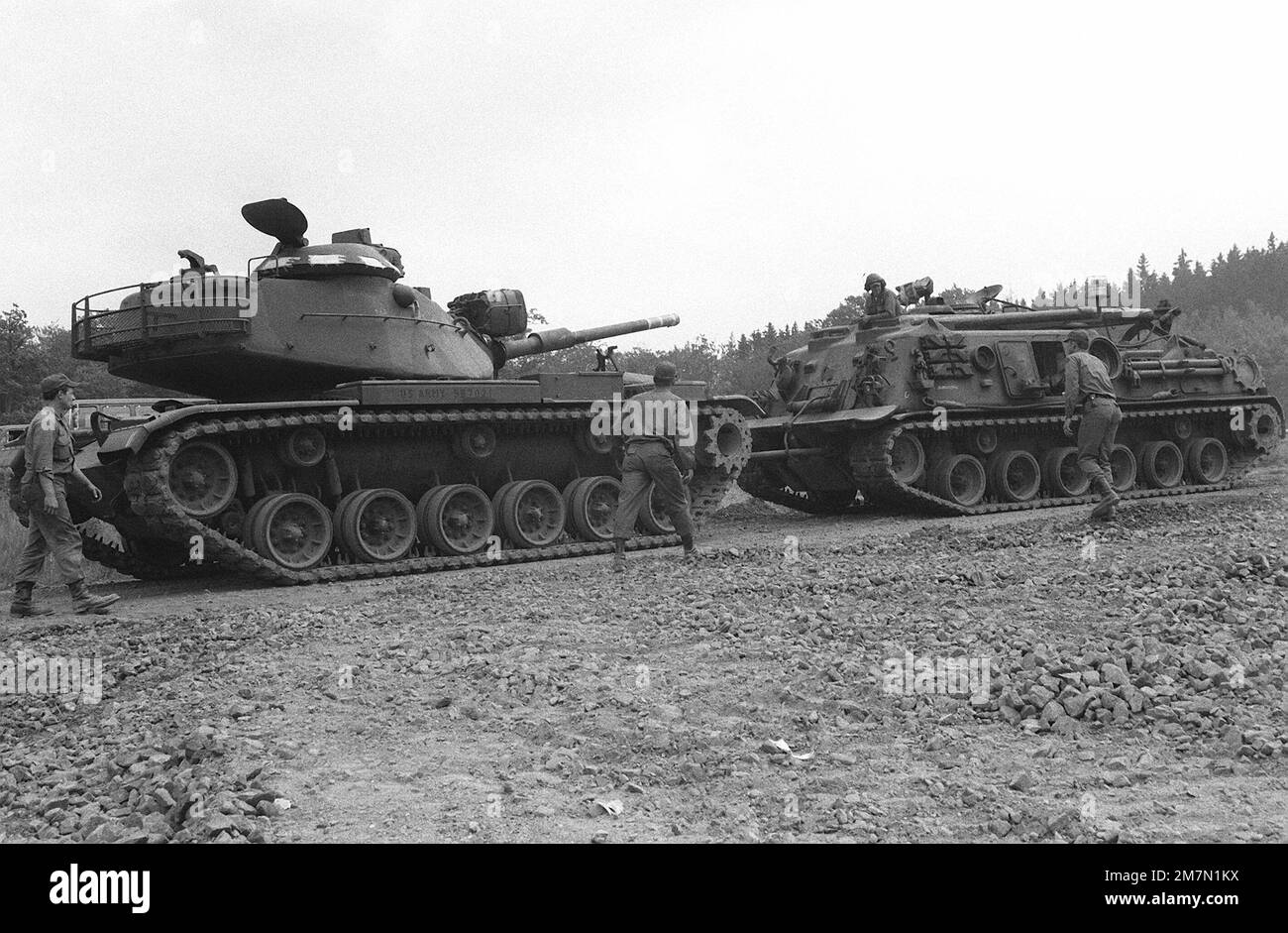 Una vista frontale destra di un veicolo di ricamo blindato M-88 che traina un serbatoio principale da battaglia M-60 da un ricovero in preparazione all'esercizio REFORGER 78. Oggetto/Serie: REFORGER 78 base: Ramstein Air base Stato: Rheinland-Pfalz Paese: Deutschland / Germany (DEU) Foto Stock