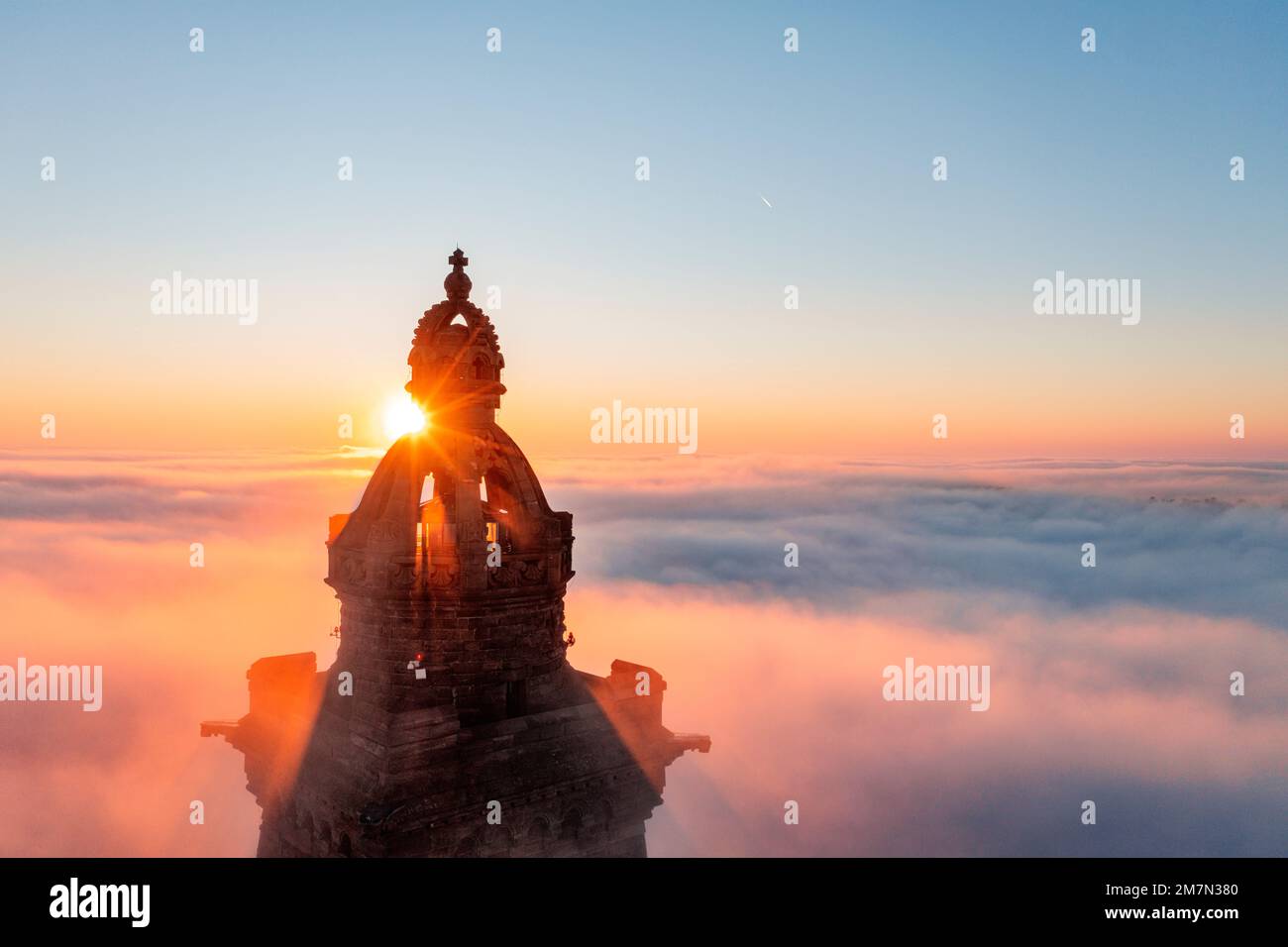 Germania, Turingia, Bad Frankenhausen, torre del monumento Kyffhäuser sorge da nuvole basse, alba, retroilluminazione, foto aeree Foto Stock