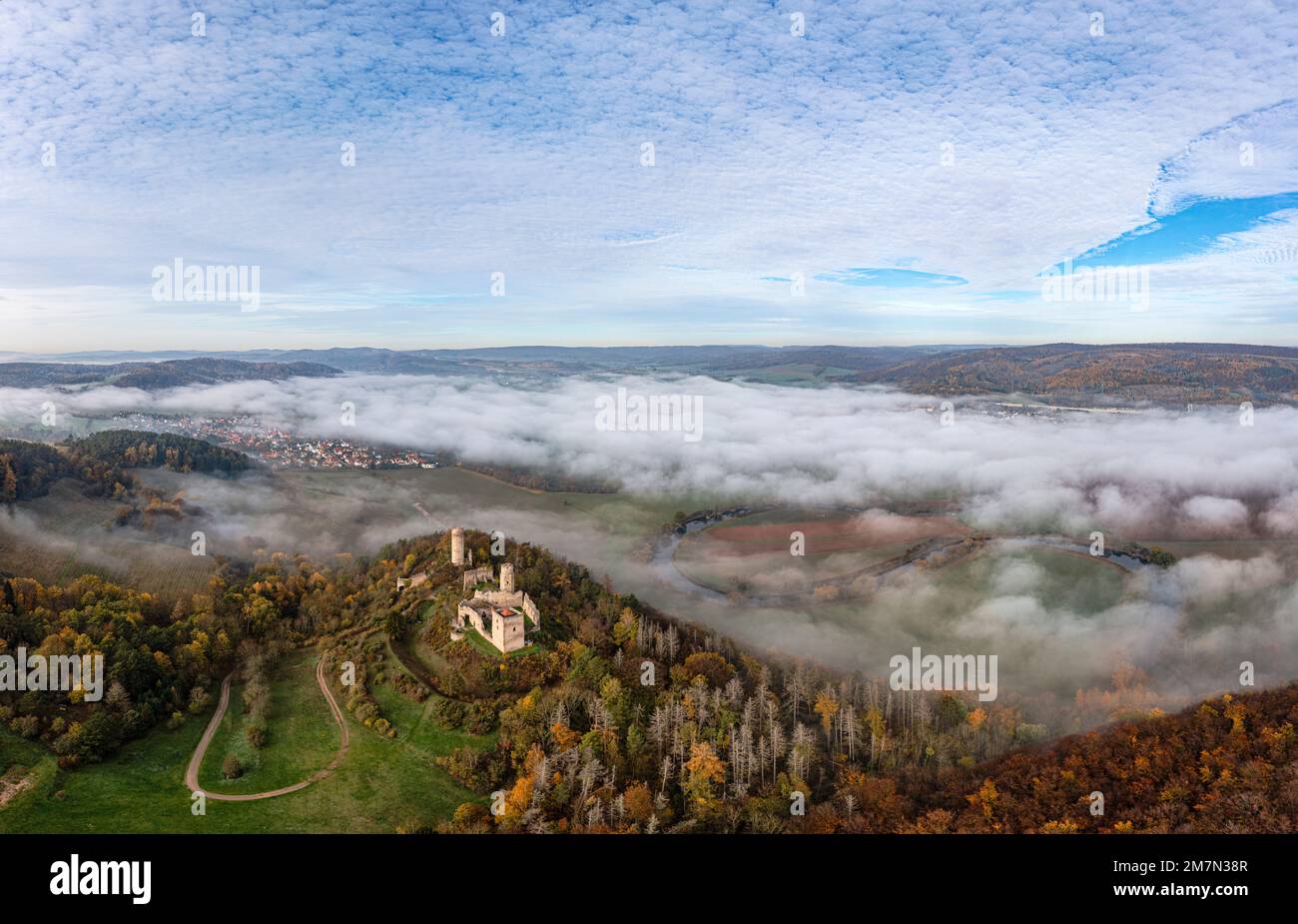 Germania, Turingia, Gerstungen, Lauchröden (sullo sfondo in parte sotto copertura di nebbia), rovine del castello di Brandeburgo, montagne, .panoramica, foto aerea Foto Stock