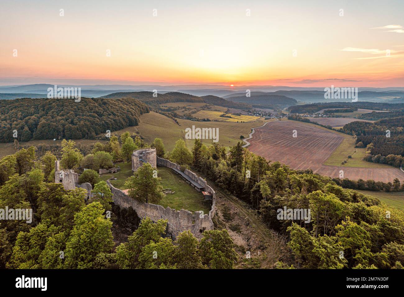 Germania, Turingia, Meiningen, Henneberg, rovina del castello di Henneburg, montagne, campi, foresta, alba, retroilluminazione Foto Stock
