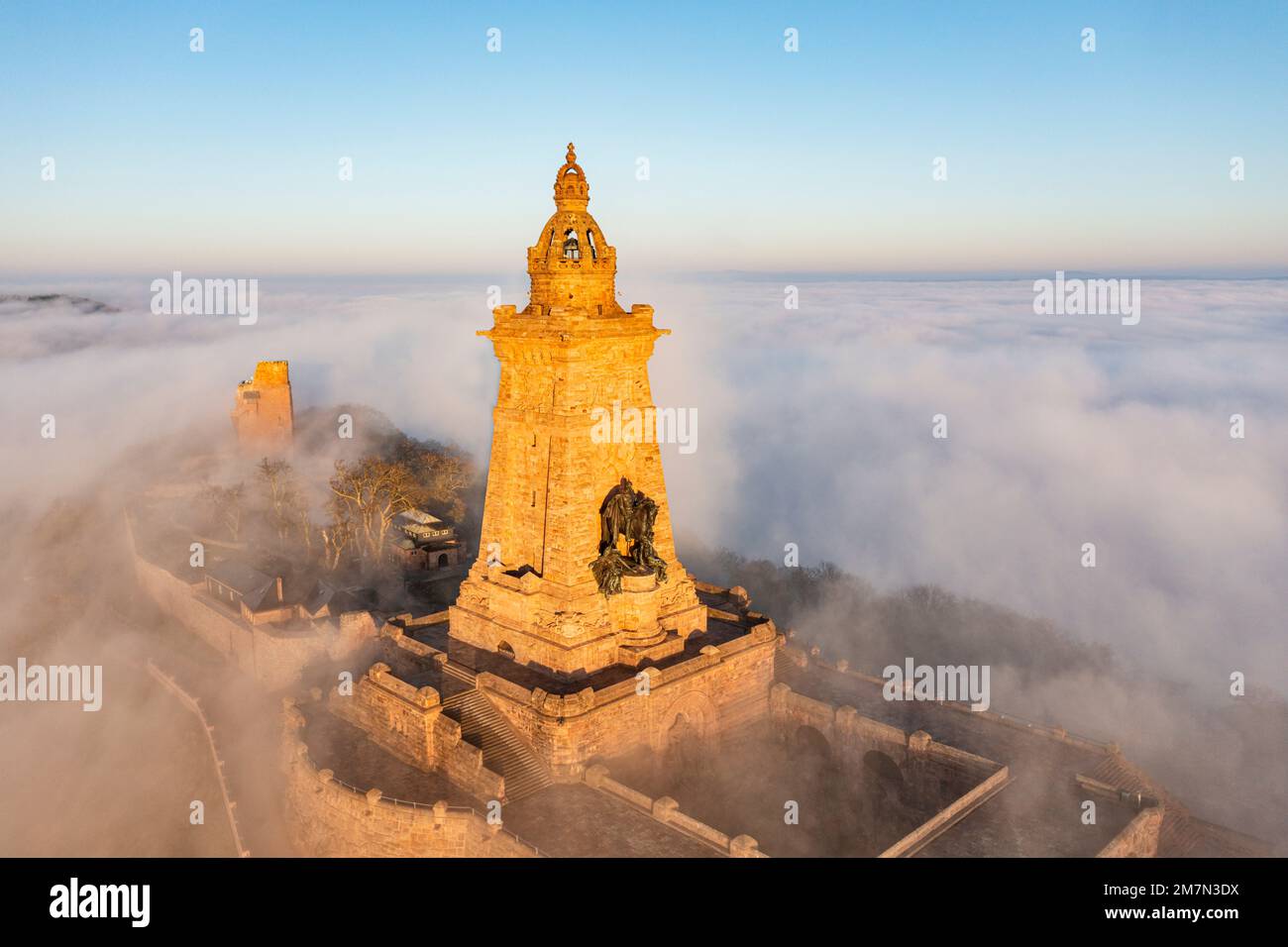 Germania, Turingia, Bad Frankenhausen, Kyffhäuser monumento sorge da un mare di nuvole, panoramica, luce del mattino, foto aeree Foto Stock