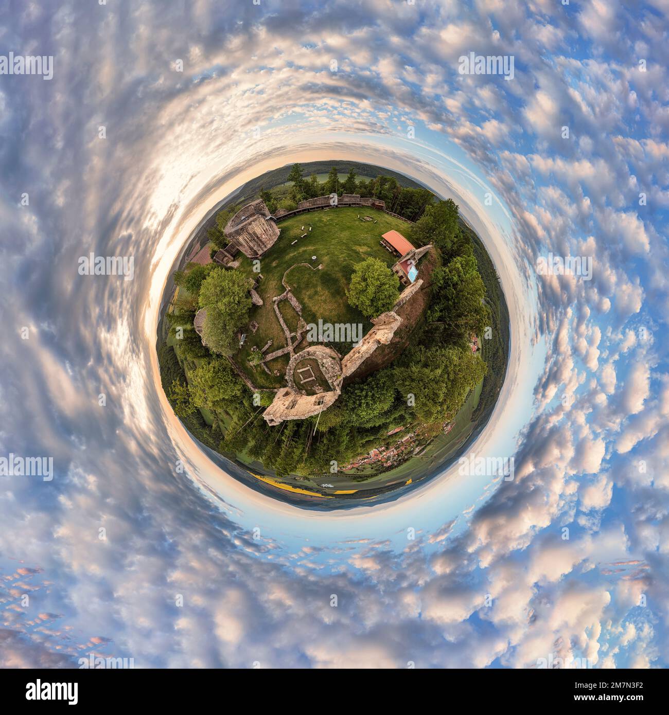 Germania, Turingia, Meiningen, Henneberg, rovina del castello di Henneburg, villaggio, vista dall'alto, vista aerea, panorama sferico, piccolo pianeta Foto Stock