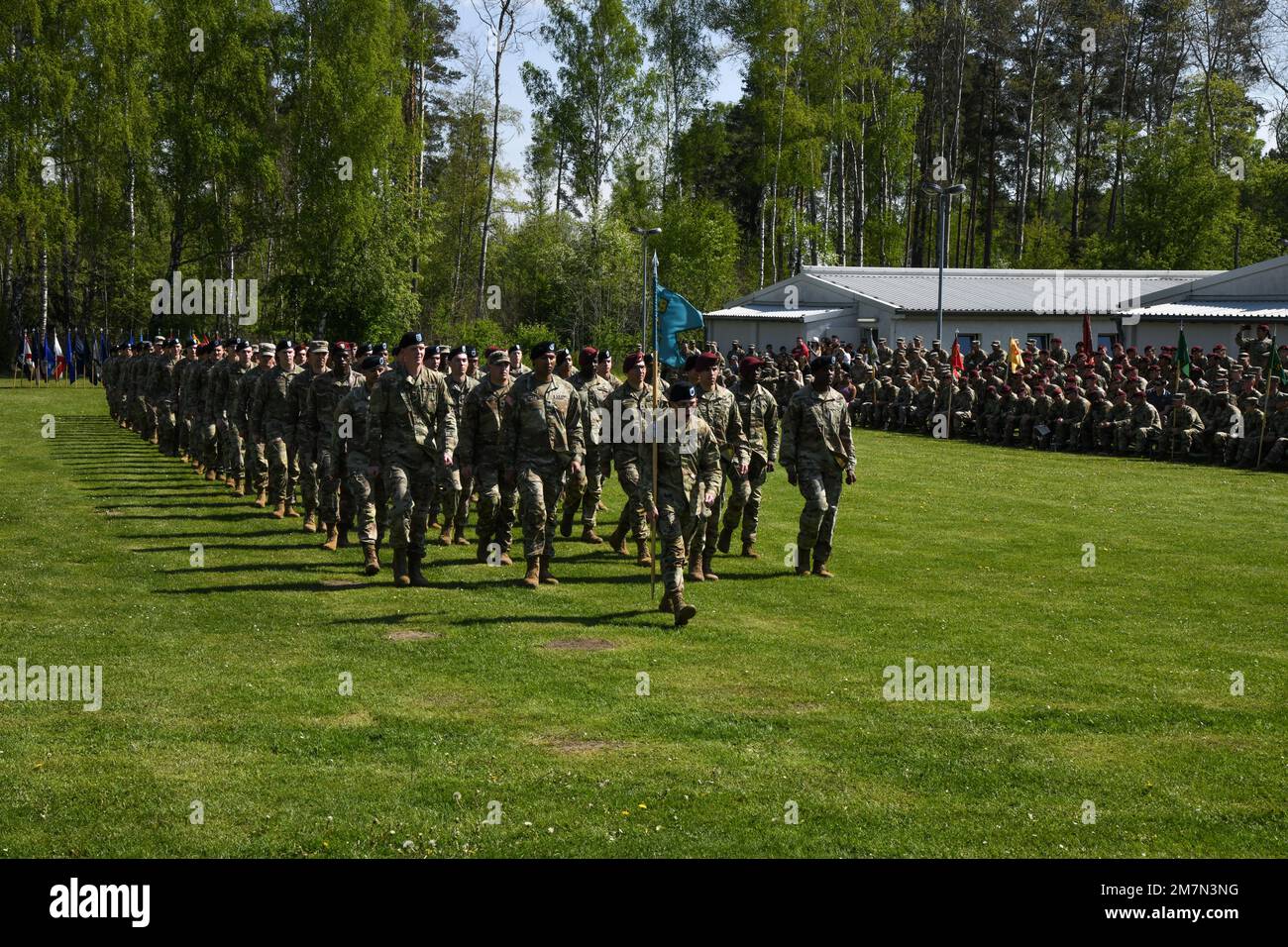 STATI UNITI Soldati assegnati a varie unità all'interno degli Stati Uniti Army Europe and Africa footprint, laureato al Basic leader Course (BLC) alla 7th Army Noncommissioned Officer Academy di Grafenwoehr, Germania, 11 maggio 2022. La missione NCOA dell'Esercito del 7th è quella di formare e sviluppare futuri leader che siano adattivi, disciplinati e pronti a guidare efficacemente a livello di squadra e squadra. Foto Stock