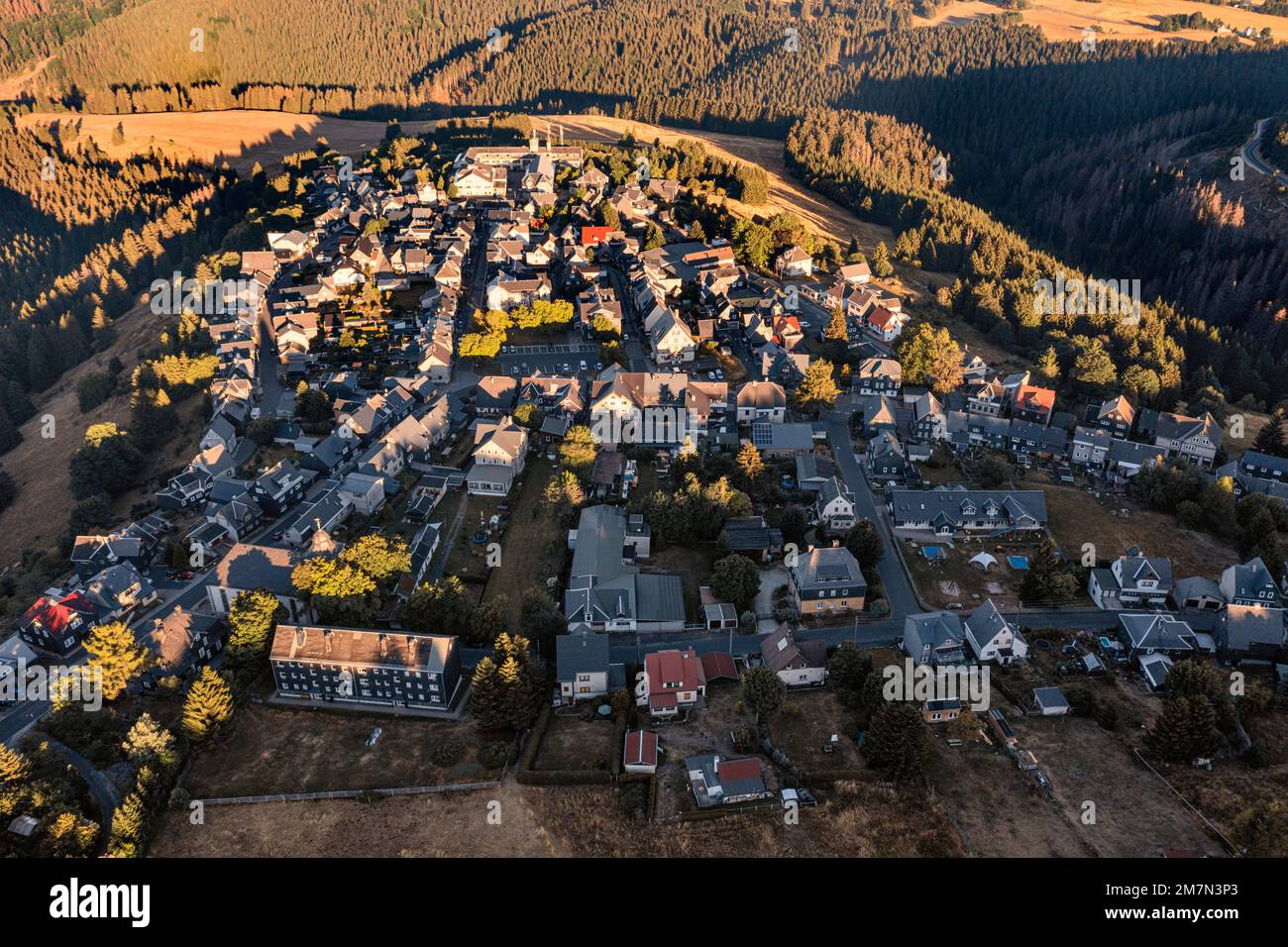 Germania, Turingia, Neuhaus am Rennweg, Steinheid, case, villaggio, foresta, montagne, panoramica, vista obliqua, vista aerea Foto Stock