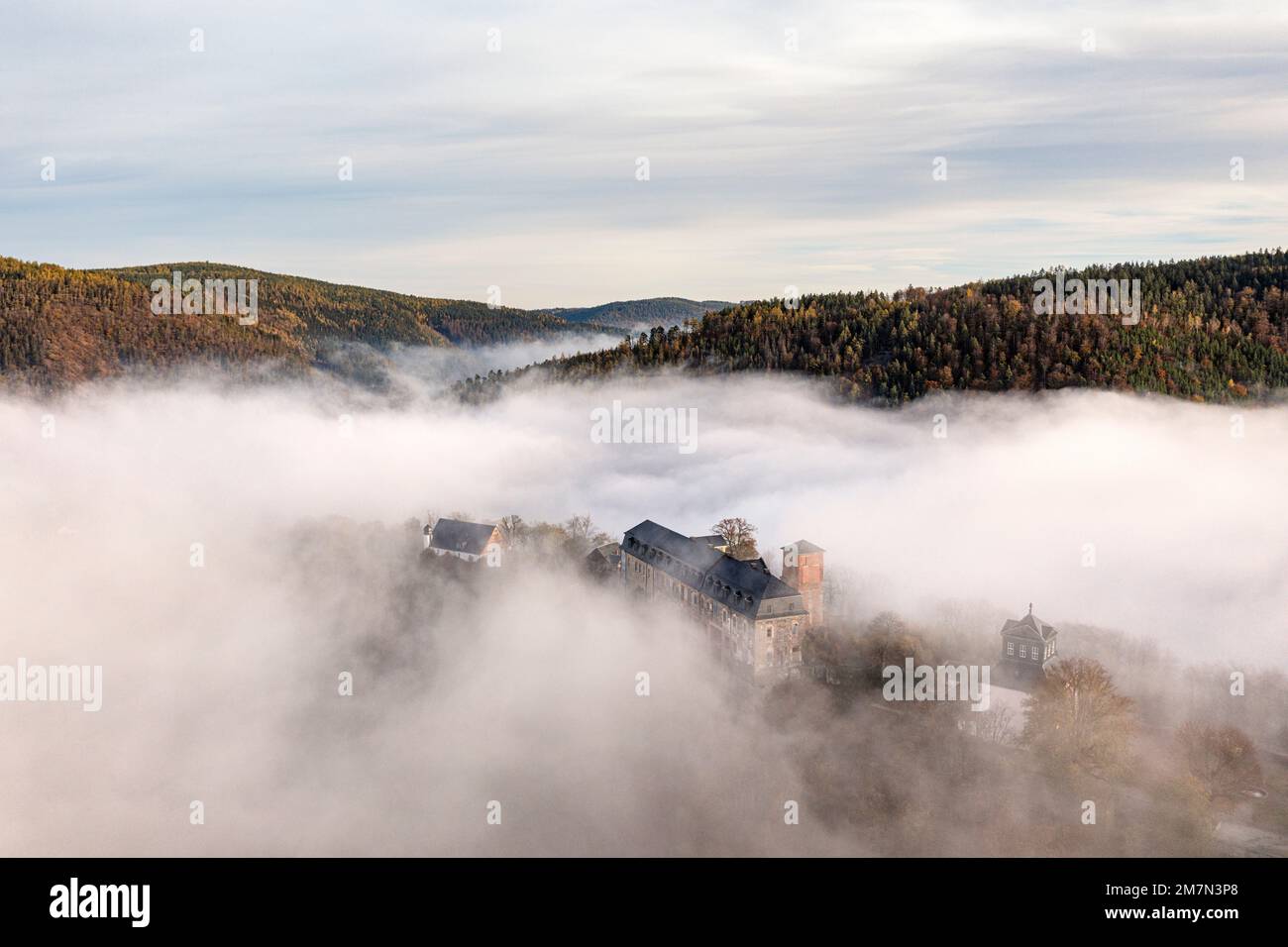 Germania, Turingia, Schwarzburg, castello sorge dalla nebbia valle, sala imperiale (l-destra), armeria (sfondo), panoramica, umore, vista aerea Foto Stock