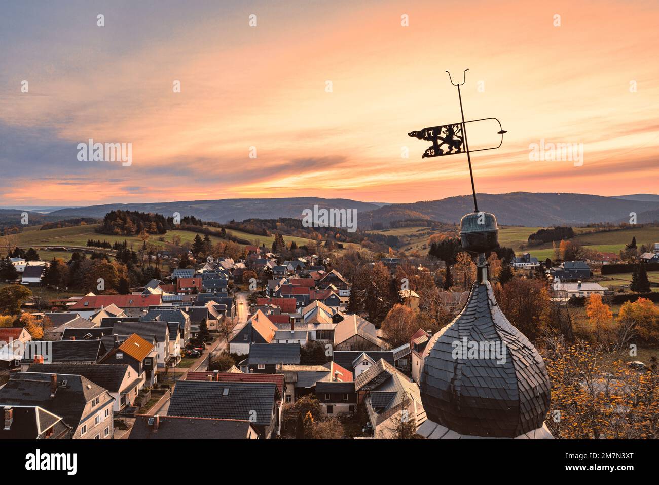 Germania, Turingia, Königsee, Oberhain, banderuola, guglia della chiesa, villaggio, alba, panoramica, retroilluminazione Foto Stock