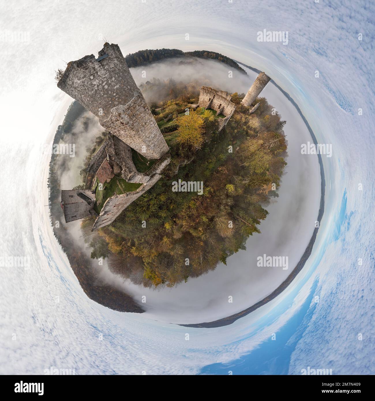Germania, Turingia, Gerstungen, Lauchröden, Brandenburgo rovine del castello e montagne sorgono dalla nebbia terra, foto aerea, panorama globo Foto Stock