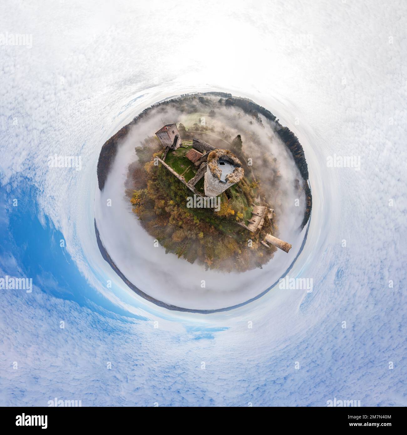 Germania, Turingia, Gerstungen, Lauchröden, Brandenburgo rovine del castello e montagne sorgono dalla nebbia terra, foto aerea, panorama globo Foto Stock