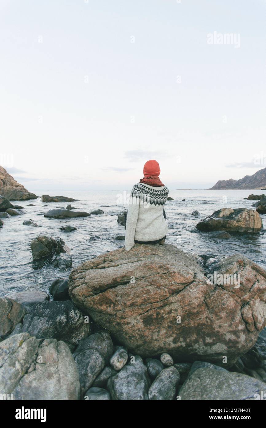 Giovane donna con cappuccio rosso sulla spiaggia Foto Stock