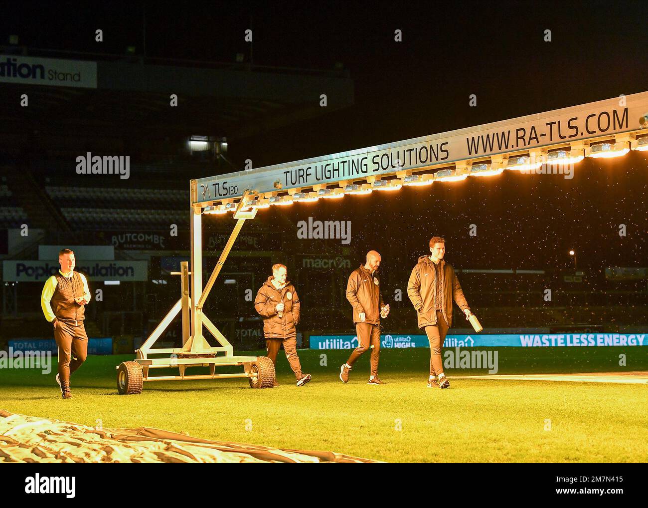 Bristol, Regno Unito. 10th Jan, 2023. Gli arbitri Declan o'Shea e Joseph Stokes camminano e ispezionano il campo bagnato prima della partita del Papa John's Trophy Bristol Rovers vs Plymouth Argyle al Memorial Stadium, Bristol, Regno Unito, 10th gennaio 2023 (Foto di Stanley Kasala/News Images) a Bristol, Regno Unito il 1/10/2023. (Foto di Stanley Kasala/News Images/Sipa USA) Credit: Sipa USA/Alamy Live News Foto Stock