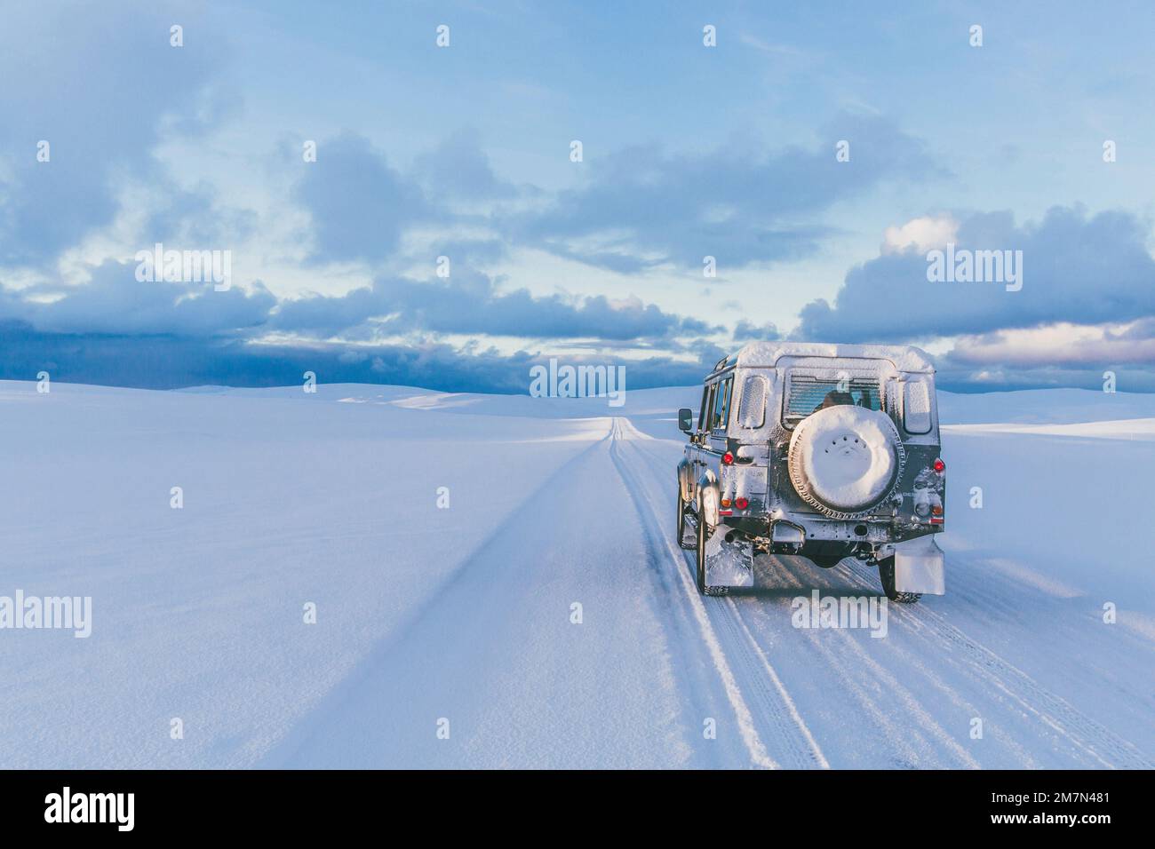 Con Landrover Defender attraverso la Norvegia, 4x4, trazione integrale. Foto Stock