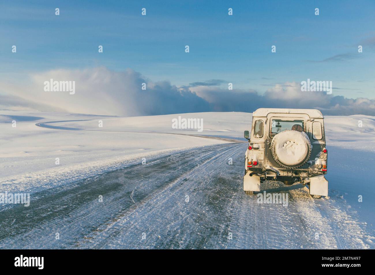 Con Landrover Defender attraverso la Norvegia, 4x4, trazione integrale. Foto Stock